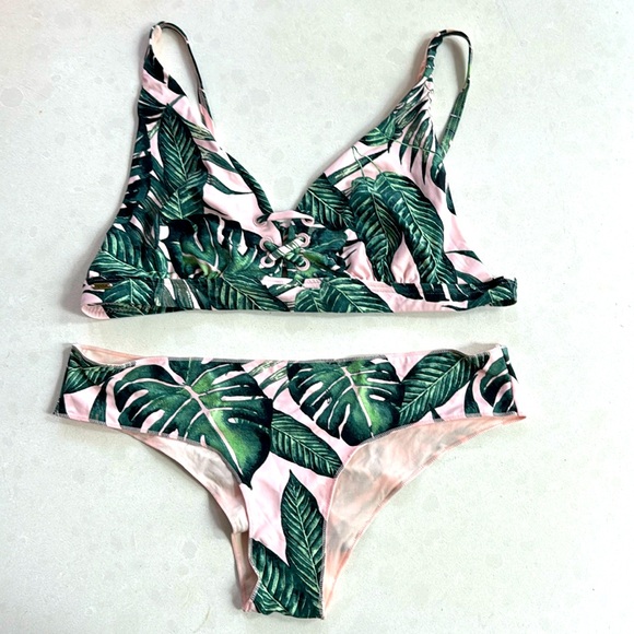 Bikini - Picture 1 of 7